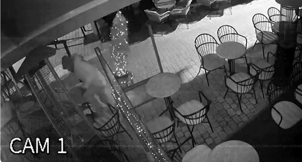 Αγρίνιο: Καρέ καρέ η δράση διαρρήκτη - Πώς σκαρφαλώνει ανενόχλητος από τέντα - Ανάστατοι οι καταστηματάρχες, ζητούν πιο συχνές περιπολίες από την Αστυνομία (ΒΙΝΤΕΟ)