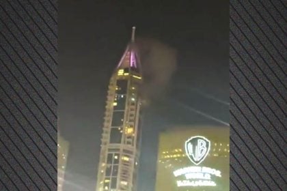 Ντουμπάι: Χτύπημα Ιρανών σε ουρανοξύστη στη μαρίνα - Ένας νεκρός από τα θραύσματα πυραύλων