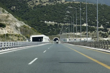 Πτώσεις βράχων στην Εγνατία οδό από τον σεισμό στην Ήπειρο