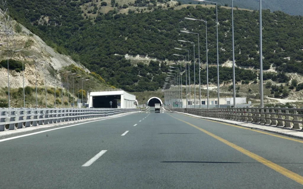 Πτώσεις βράχων στην Εγνατία οδό από τον σεισμό στην Ήπειρο