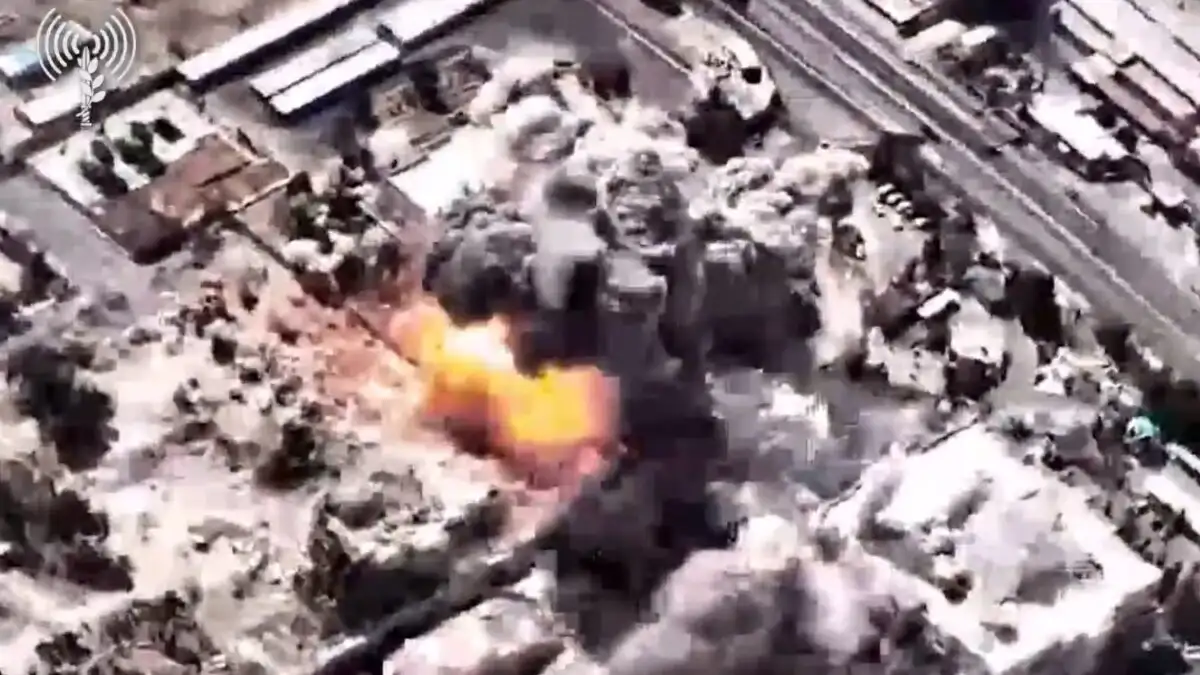 Ιράν: Η στιγμή που το Ισραήλ βομβαρδίζει κτίριο του καθεστώτος στo κέντρο της Τεχεράνης