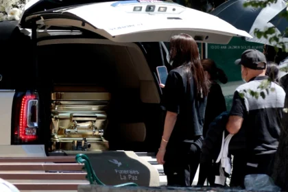 Σε χρυσό φέρετρο θάφτηκε ο Ελ Μέντσο: Με στρατιωτική παρουσία η κηδεία του στο Μεξικό