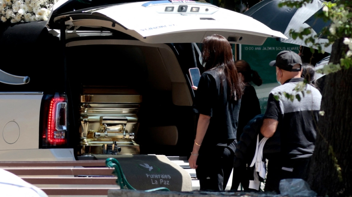 Σε χρυσό φέρετρο θάφτηκε ο Ελ Μέντσο: Με στρατιωτική παρουσία η κηδεία του στο Μεξικό