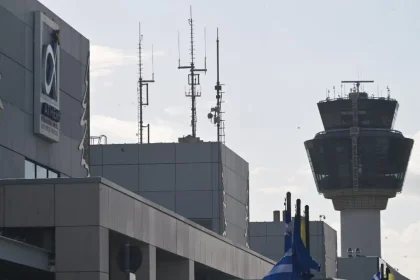 Επέστρεψαν στην Ελλάδα 87 Έλληνες από το Ομάν - Ανάμεσά τους και ένα μωρό