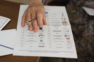 Πώς θα ψηφίσουν οι Έλληνες του εξωτερικού μετά τα 201 υπέρ για την επιστολική ψήφο, τι θα ισχύσει για την τριεδρική εκλογική περιφέρεια