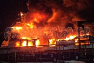 Σύρος: Μεγάλη φωτιά στο λιμάνι – Δύο σκάφη κάηκαν ολοσχερώς ΒΙΝΤΕΟ