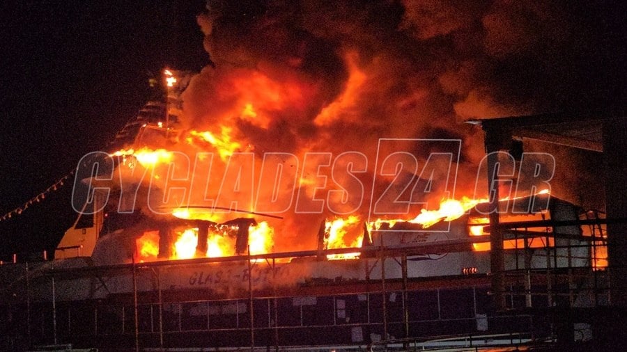 Σύρος: Μεγάλη φωτιά στο λιμάνι – Δύο σκάφη κάηκαν ολοσχερώς ΒΙΝΤΕΟ