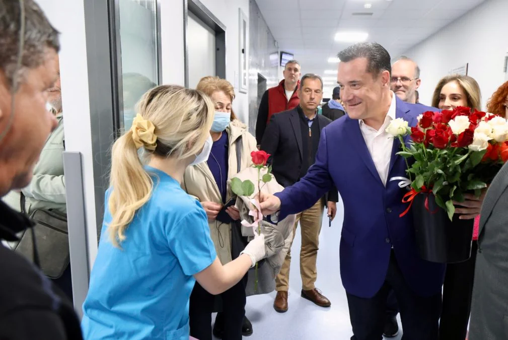 Άδωνις Γεωργιάδης: Επισκέφτηκε το νοσοκομείο «Ερυθρός Σταυρός» για την Παγκόσμια Ημέρα της Γυναίκας – Μοίρασε τριαντάφυλλα
