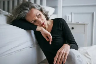 Γήρανση: Μήπως όσο τη φοβόμαστε τόσο την επιταχύνουμε - Τι δείχνει νέα μελέτη