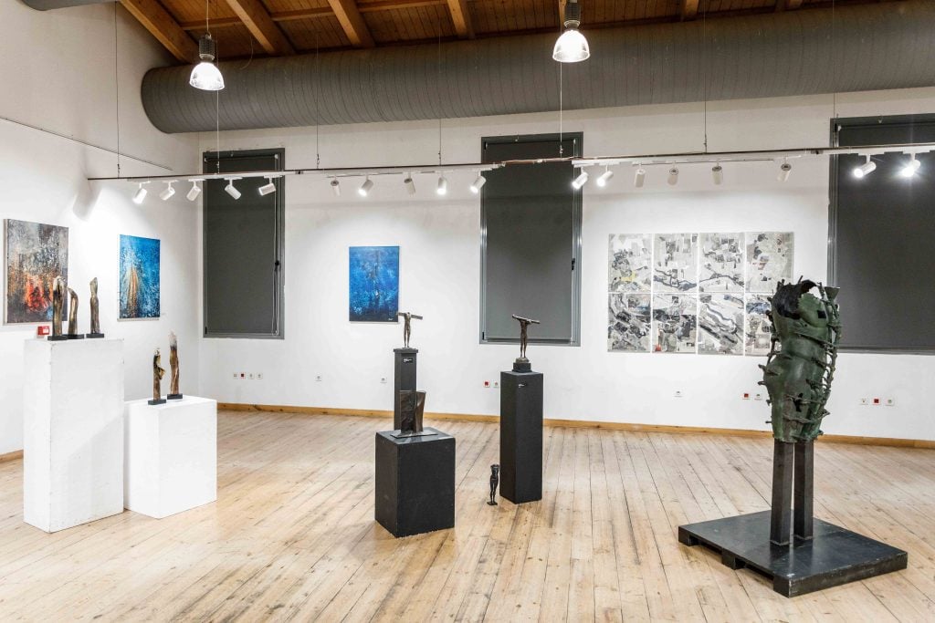 Άνοιξε τις πύλες της η έκθεση «Ανθρωπόμορφες Ρωγμές +» στην Αγορά Αργύρη