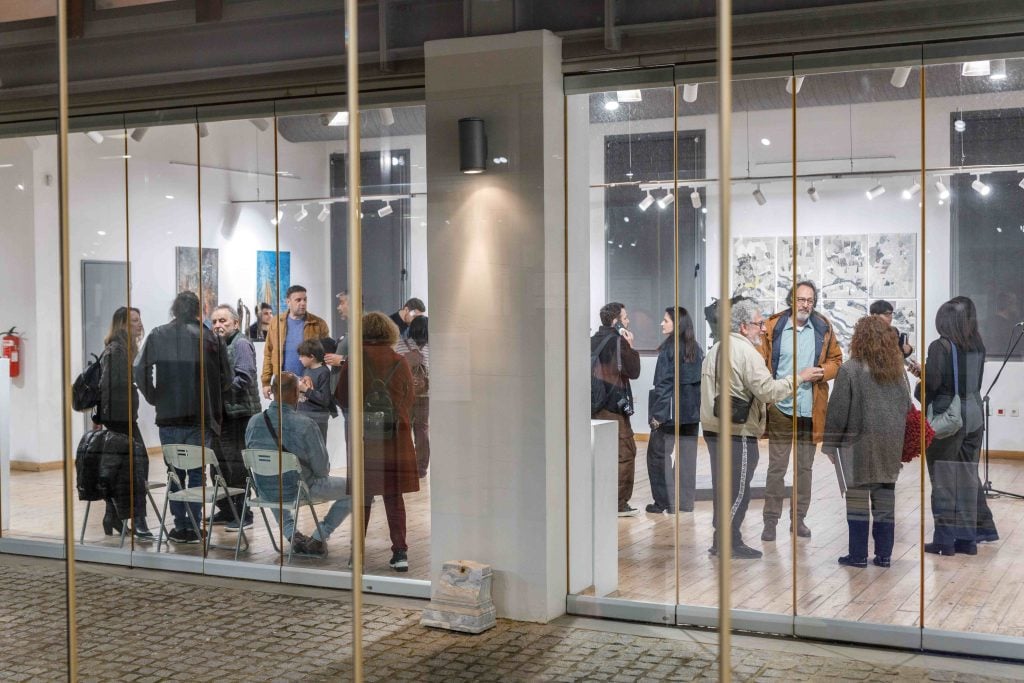 Άνοιξε τις πύλες της η έκθεση «Ανθρωπόμορφες Ρωγμές +» στην Αγορά Αργύρη