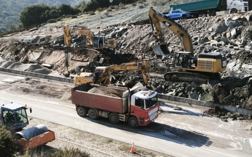 Νέες καταπτώσεις και αγώνας δρόμου στην Συκούλα για την Ιόνια Οδό