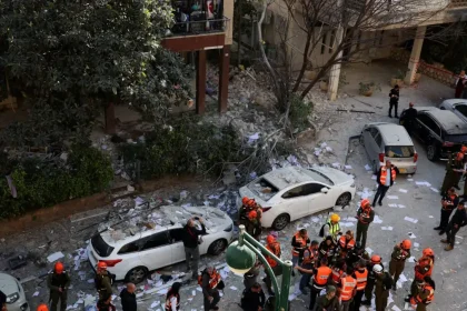 Το Ισραήλ ισοπέδωσε το κτίριο της Συνέλευσης των Εμπειρογνωμόνων στην Τεχεράνη – Με μπαράζ βαλλιστικών πυραύλων απαντά το Ιράν