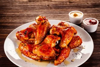 Συνταγή για εύκολες φτερούγες κοτόπουλου με σπιτική επικάλυψη σάλτσας BBQ