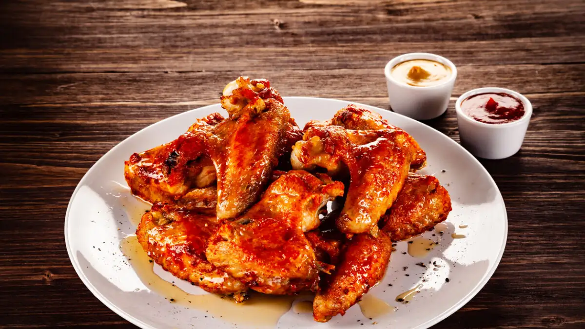 Συνταγή για εύκολες φτερούγες κοτόπουλου με σπιτική επικάλυψη σάλτσας BBQ