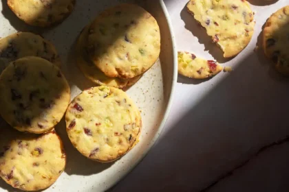 Μπισκότα με κρανμπερις και φιστίκια Αιγίνης