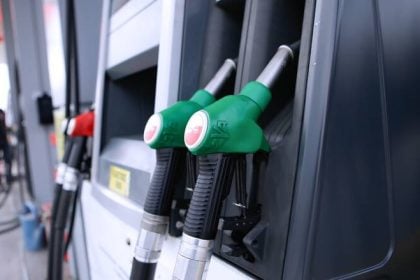 Πόλεμος στη Μέση Ανατολή: Έκτακτα μέτρα στην ελληνική αγορά αναγγέλλει ο Θεοδωρικάκος - Στο τραπέζι η επιβολή πλαφόν σε προϊόντα και καύσιμα