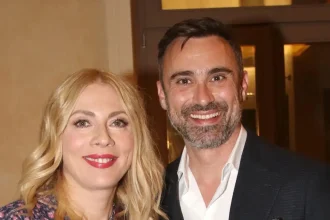 Γιώργος Καπουτζίδης και Σμαράγδα Καρύδη επέστρεψαν με πτήση επαναπατρισμού στην Ελλάδα από τη Σρι Λάνκα