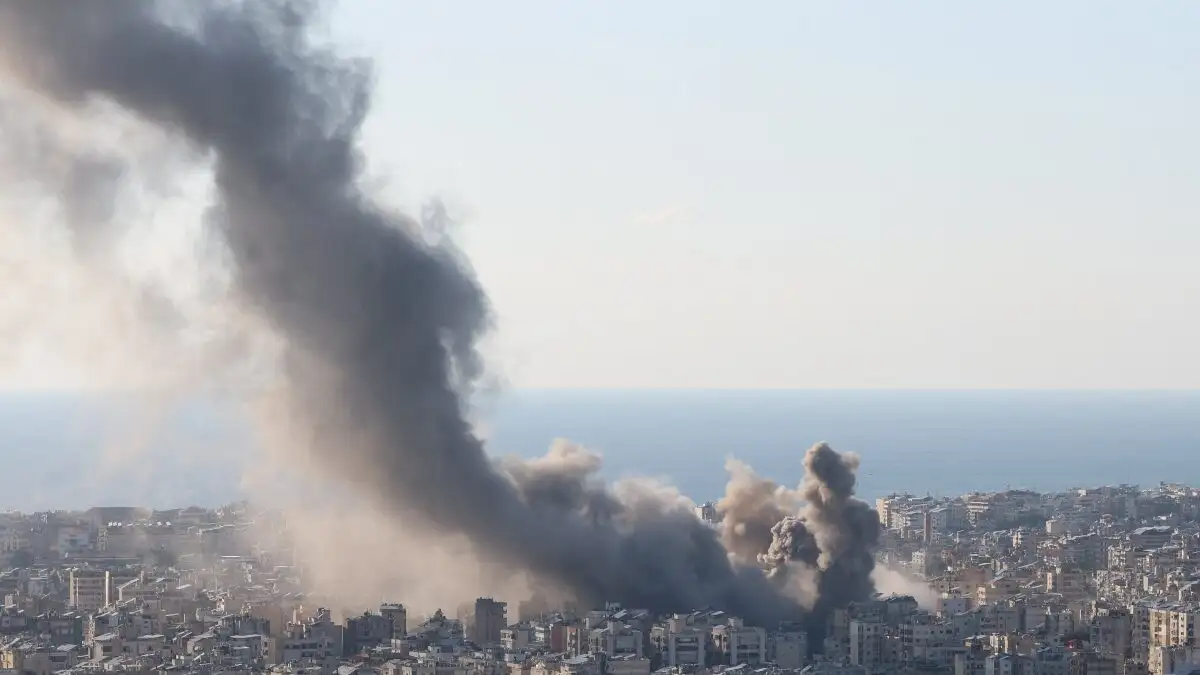 ΟΛΕΣ ΟΙ ΕΞΕΛΙΞΕΙΣ - Φλέγεται η Μέση Ανατολή: Τρόμος για επιθέσεις στην Κύπρο, μπαράζ βομβαρδισμών σε Τεχεράνη και Βηρυτό, κλιμακώνει τις απειλές ο Τραμπ - LIVE ΕΙΚΟΝΑ