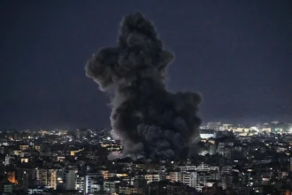 Φλέγεται η Μέση Ανατολή – Eπιθέσεις του Ισραήλ στη Βηρυτό, εκρήξεις στην πρεσβεία των ΗΠΑ στο Ριάντ