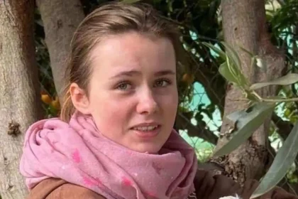 Χωρίς την 16χρονη Λόρα επέστρεψε στην Ελλάδα ο πατέρας της - Το κορίτσι δεν θέλει να τον συναντήσει ούτε παρουσία κοινωνικού λειτουργού