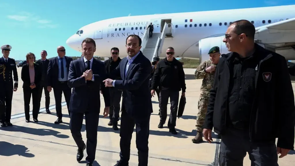 Στην Κύπρο Μητσοτάκης και Μακρόν για συνάντηση με Χριστοδουλίδη