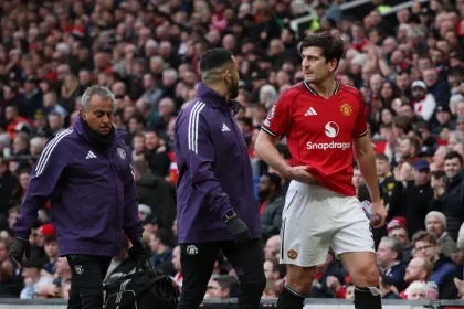 «Έλληνες αστυνομικοί ζητούν τον αποκλεισμό του Χάρι Μαγκουάιρ από την Premier League» σύμφωνα με την Daily Mail