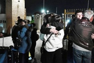 Στην Ελευσίνα το C-130 με 91 Ελληνες που επαναπατρίστηκαν από το Άμπου Ντάμπι - Χαμόγελα και ευχαριστίες προς τις ελληνικές Αρχές (ΒΙΝΤΕΟ)