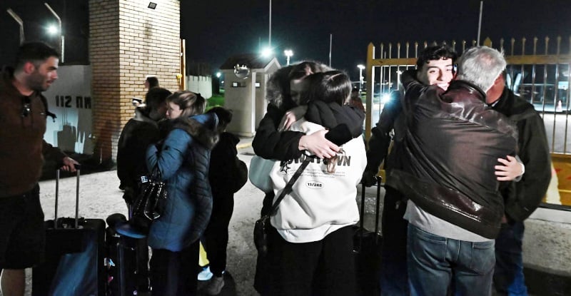 Στην Ελευσίνα το C-130 με 91 Ελληνες που επαναπατρίστηκαν από το Άμπου Ντάμπι - Χαμόγελα και ευχαριστίες προς τις ελληνικές Αρχές (ΒΙΝΤΕΟ)