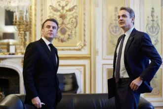 Τηλεφωνική επικοινωνία Μητσοτάκη – Μακρόν για τον πόλεμο στη Μέση Ανατολή