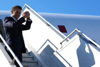 Κρήτη: Στην 115 Πτέρυγα Μάχης ο Εμανουέλ Μακρόν – Τον υποδέχτηκε ο Νίκος Δένδιας