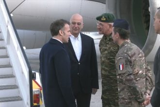 Στη Σούδα ο Εμανουέλ Μακρόν - Τον υποδέχθηκε ο Νίκος Δένδιας