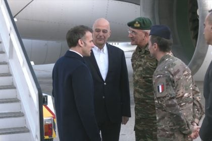 Στη Σούδα ο Εμανουέλ Μακρόν - Τον υποδέχθηκε ο Νίκος Δένδιας