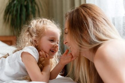 Η ευτυχία της μητρότητας: Έρευνες δείχνουν πώς αλλάζει η ζωή μιας γυναίκας