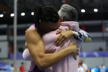 Εμμανουήλ Καραλής: Η αγκαλιά με τον πατέρα του που αξίζει... όσο ένα Παγκόσμιο Ρεκόρ, η κλήση του Μπούμπκα και ο Ντουπλάντις που αγχώνεται