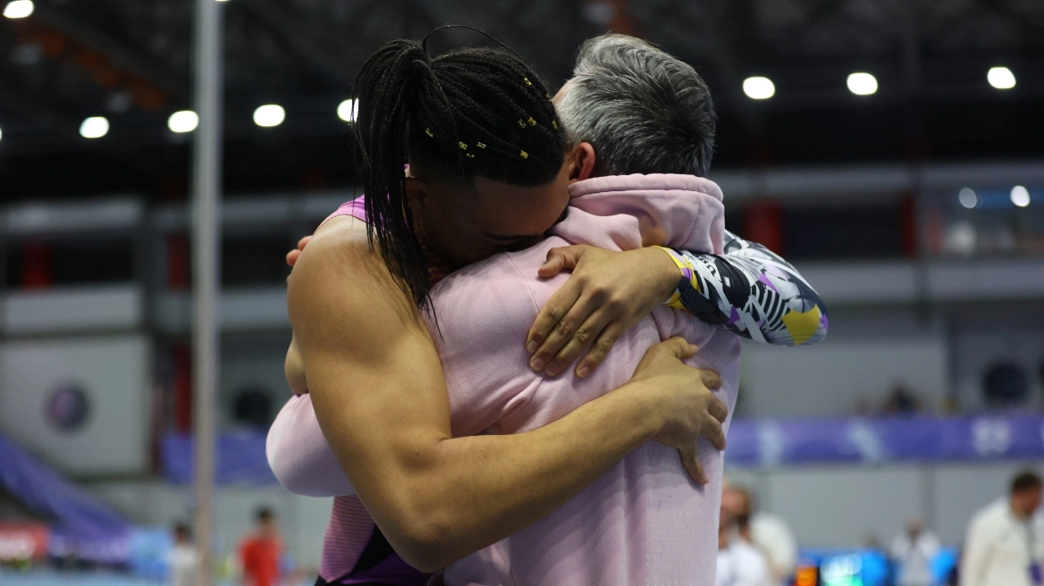 Εμμανουήλ Καραλής: Η αγκαλιά με τον πατέρα του που αξίζει... όσο ένα Παγκόσμιο Ρεκόρ, η κλήση του Μπούμπκα και ο Ντουπλάντις που αγχώνεται