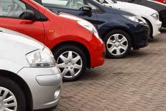 Αυτοκίνητα: Σε ποιους στέλνει η ΑΑΔΕ «ραβασάκια» με πρόστιμα