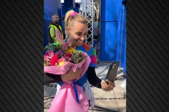 Ο Πετρούνιας δεν ξέχασε την ημέρα της γυναίκας: Έστειλε στη Βασιλική Μιλλούση ανθοδέσμη ενώ ήταν στο Αζερμπαϊτζάν, βίντεο