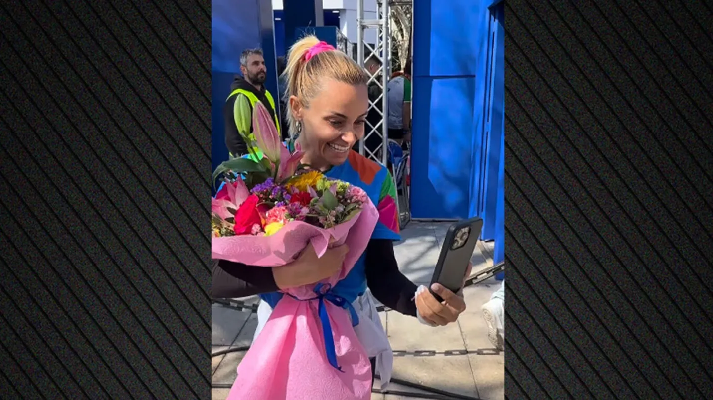 Ο Πετρούνιας δεν ξέχασε την ημέρα της γυναίκας: Έστειλε στη Βασιλική Μιλλούση ανθοδέσμη ενώ ήταν στο Αζερμπαϊτζάν, βίντεο