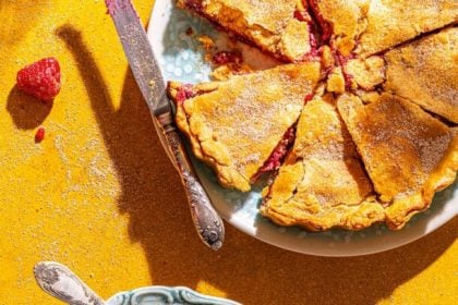 Μηλόπιτα με μούρα και ζύμη με ελαιόλαδο