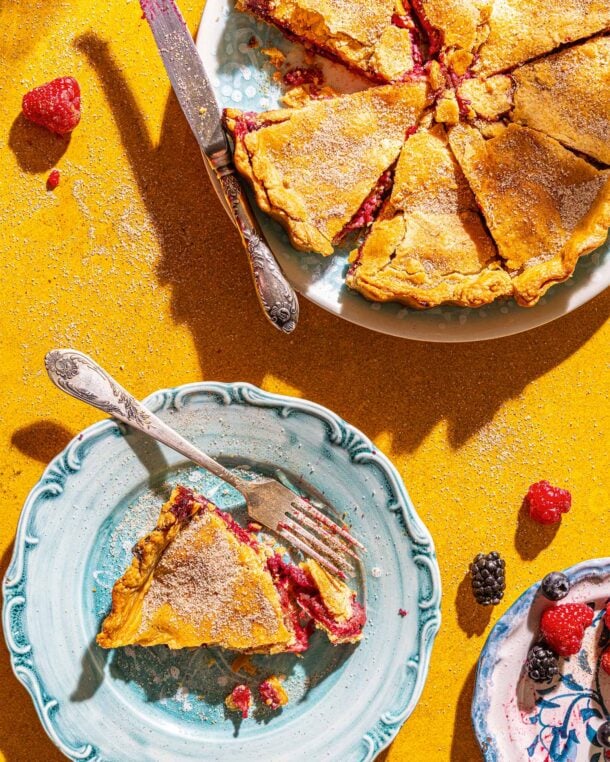 Μηλόπιτα με μούρα και ζύμη με ελαιόλαδο