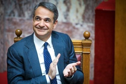 Γενέθλια Μητσοτάκη: Οι ευχές στη Βουλή και το γλυκό χωρίς ζάχαρη