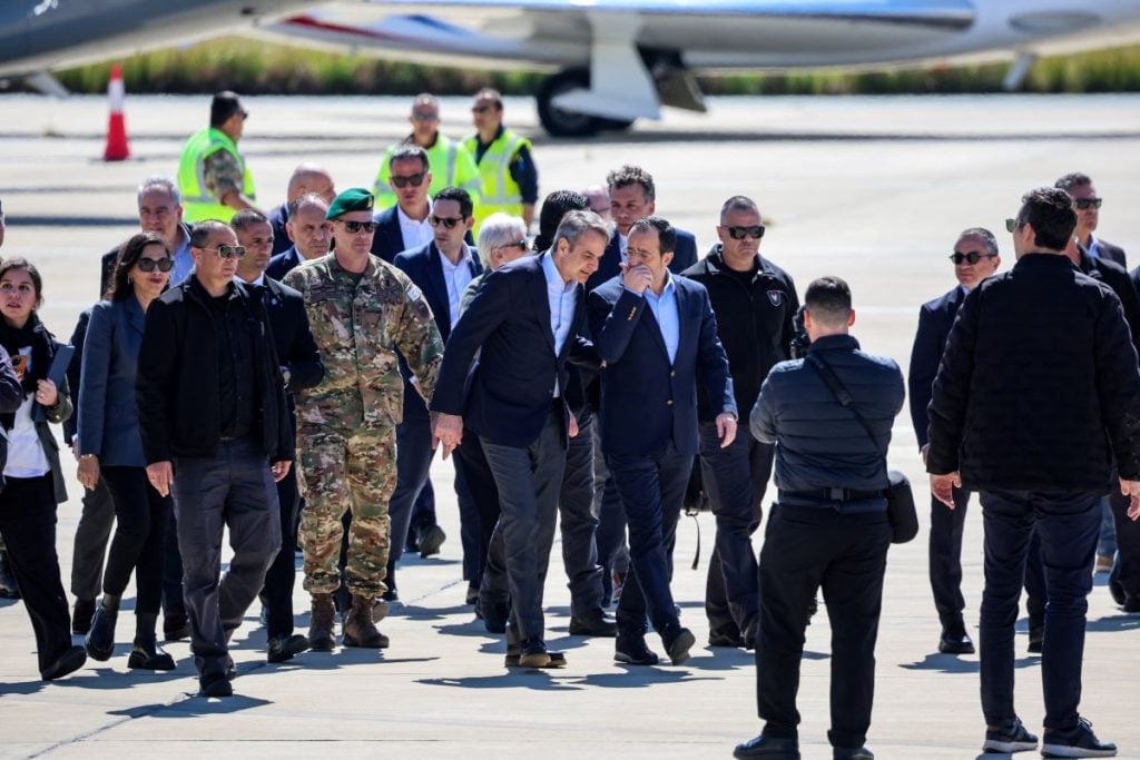 Στην Κύπρο Μητσοτάκης και Μακρόν για συνάντηση με Χριστοδουλίδη