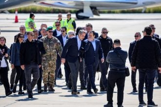 Στην Κύπρο Μητσοτάκης και Μακρόν για συνάντηση με Χριστοδουλίδη