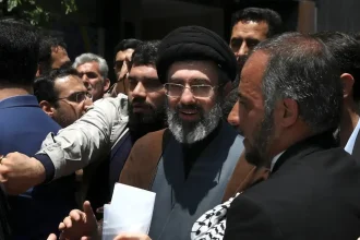 Ιράν: Ο Μοτζτάμπα Χαμενεΐ διαδέχεται τον δολοφονημένο πατέρα του και γίνεται «αρχιστράτηγος» στον πόλεμο – Ο 56χρονος σκληροπυρηνικός κροίσος κληρικός