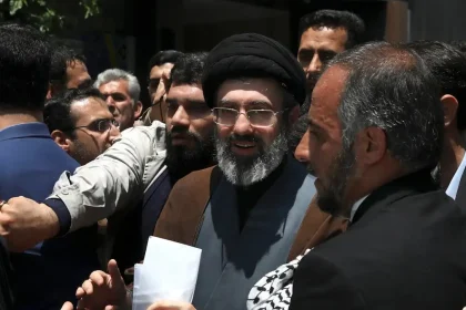 Ιράν: Ο Μοτζτάμπα Χαμενεΐ διαδέχεται τον δολοφονημένο πατέρα του και γίνεται «αρχιστράτηγος» στον πόλεμο – Ο 56χρονος σκληροπυρηνικός κροίσος κληρικός