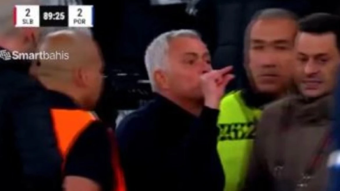 Χαμός στο ντέρμπι της Πορτογαλίας: Ο Μουρίνιο έκανε χειρονομίες προς τον πάγκο της Πόρτο και αποβλήθηκε, βίντεο