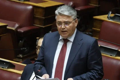 Ο Μητσοτάκης ενημερώνει την Παρασκευή τον Νατσιό για τις εξελίξεις στη Μέση Ανατολή