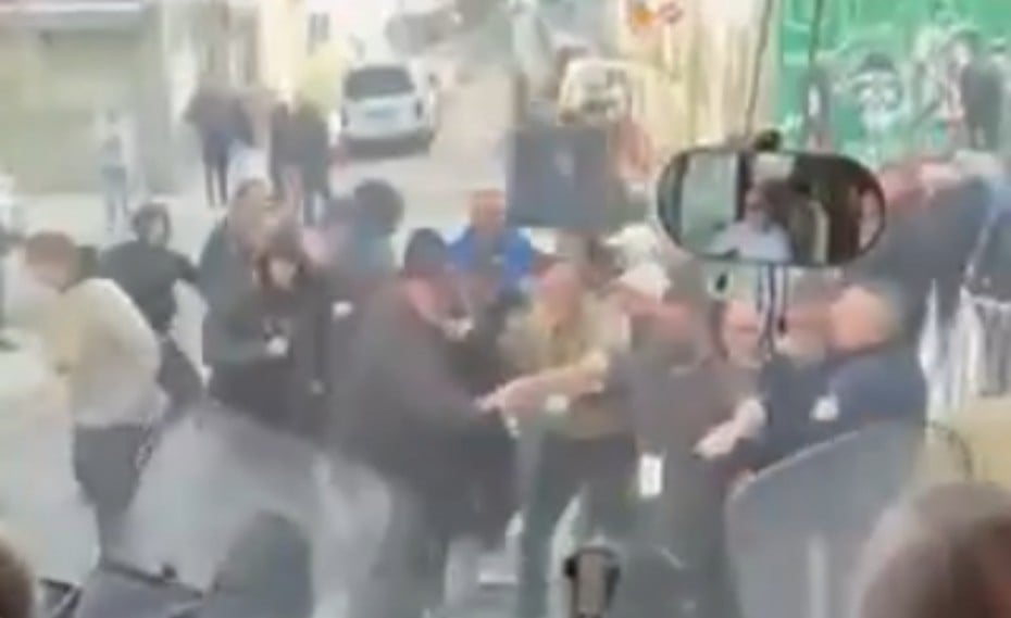 Οπαδοί του Παναθηναϊκού επιτέθηκαν στο πούλμαν του Ολυμπιακού με την γυναικεία ομάδα (ΒΙΝΤΕΟ)