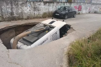 Ιωάννινα: Μεγάλη καθίζηση «κατάπιε» όχημα καθαριότητας του δήμου - ΦΩΤΟ